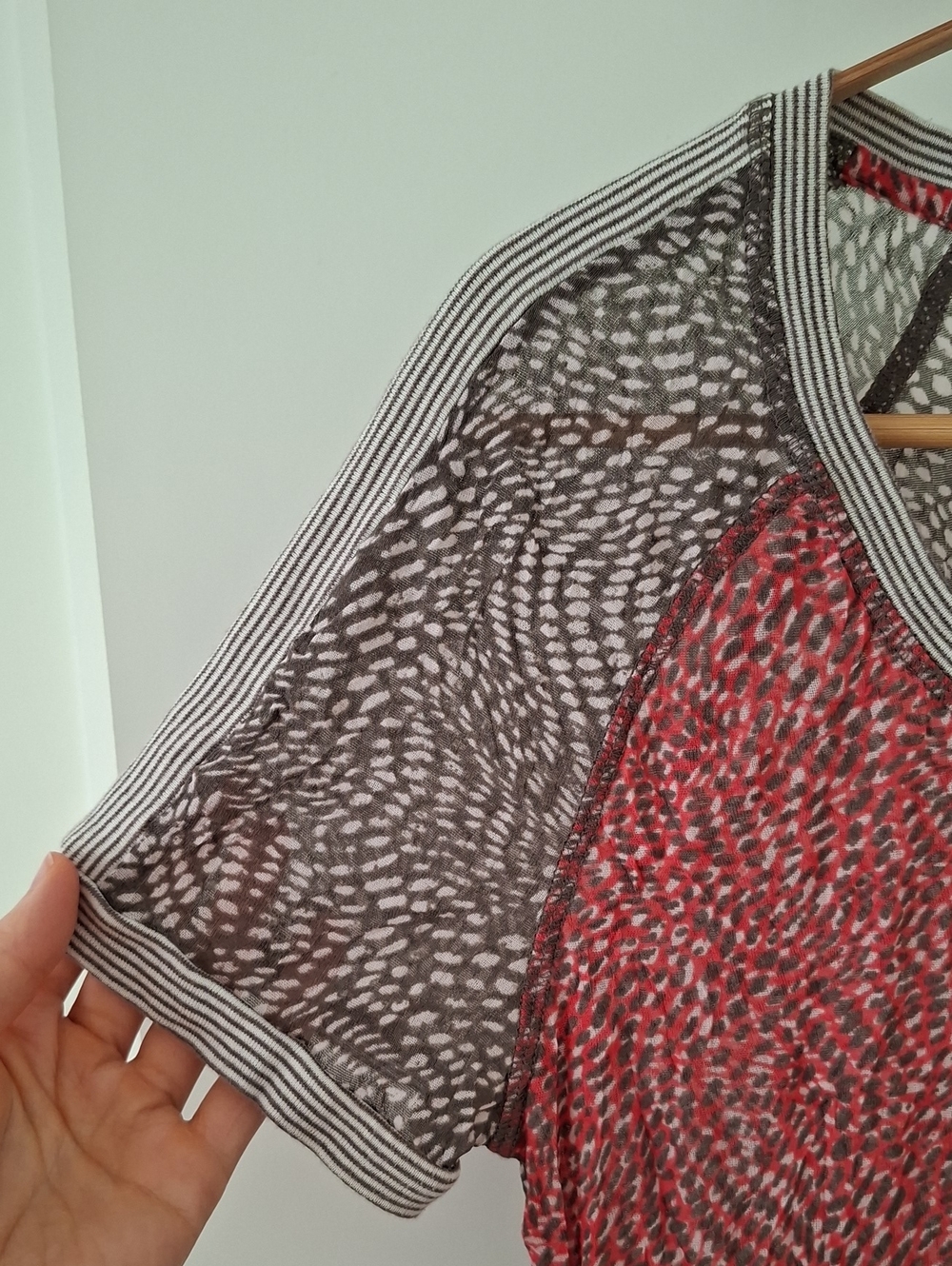 Sandwich Red & Grey Sheer Leopard Print/Polka Dot Ditsy Print Cotton T-shirt (M) - Picture 3 of 6